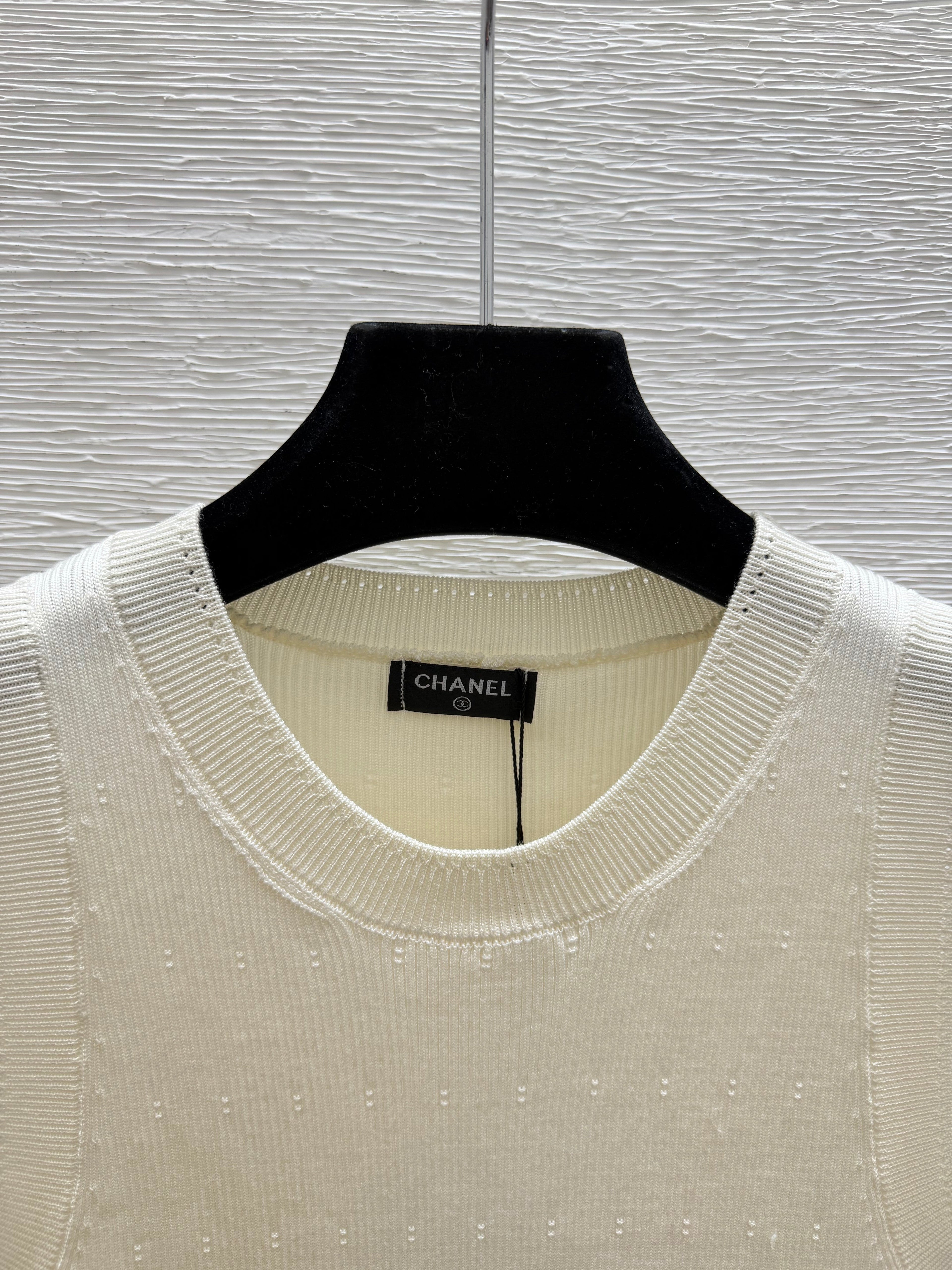 Solid color simple round neck knitted vest