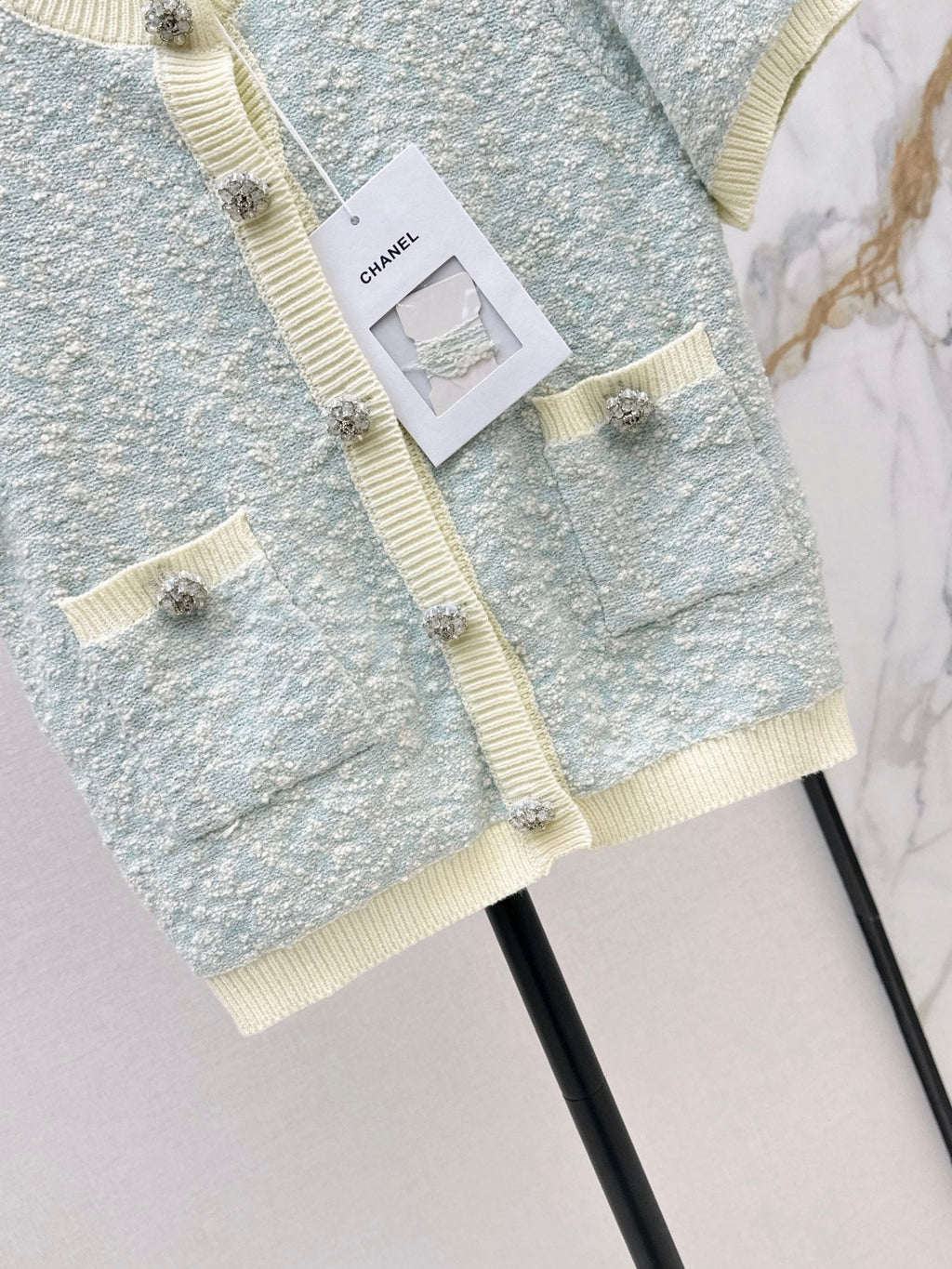 Chanel/Short-sleeved cardigan with contrasting trim