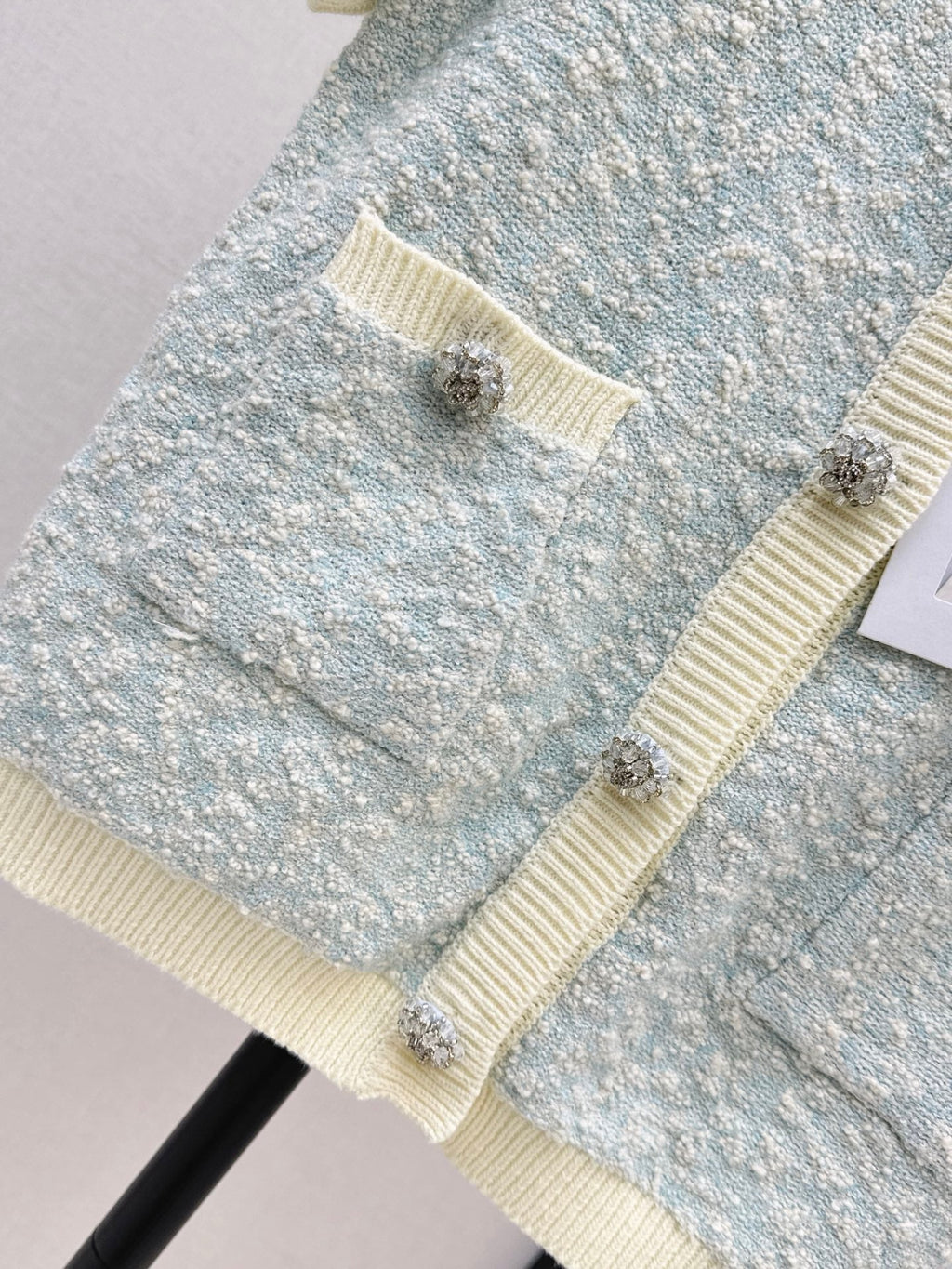 Chanel/Short-sleeved cardigan with contrasting trim
