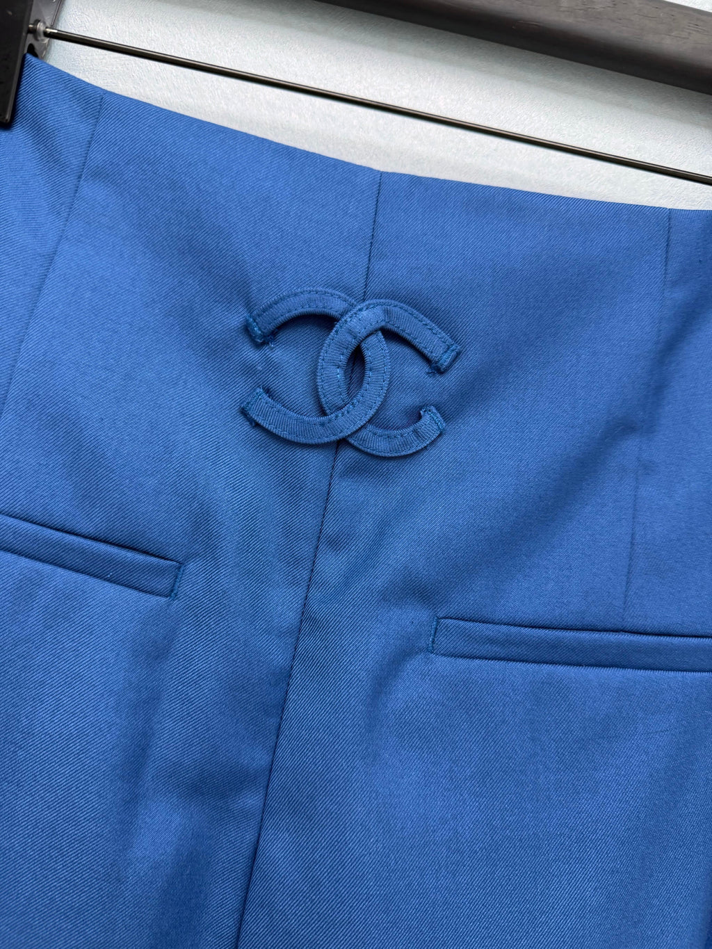 Chanel/High-Waisted Cropped Trousers with Cuffed Hems