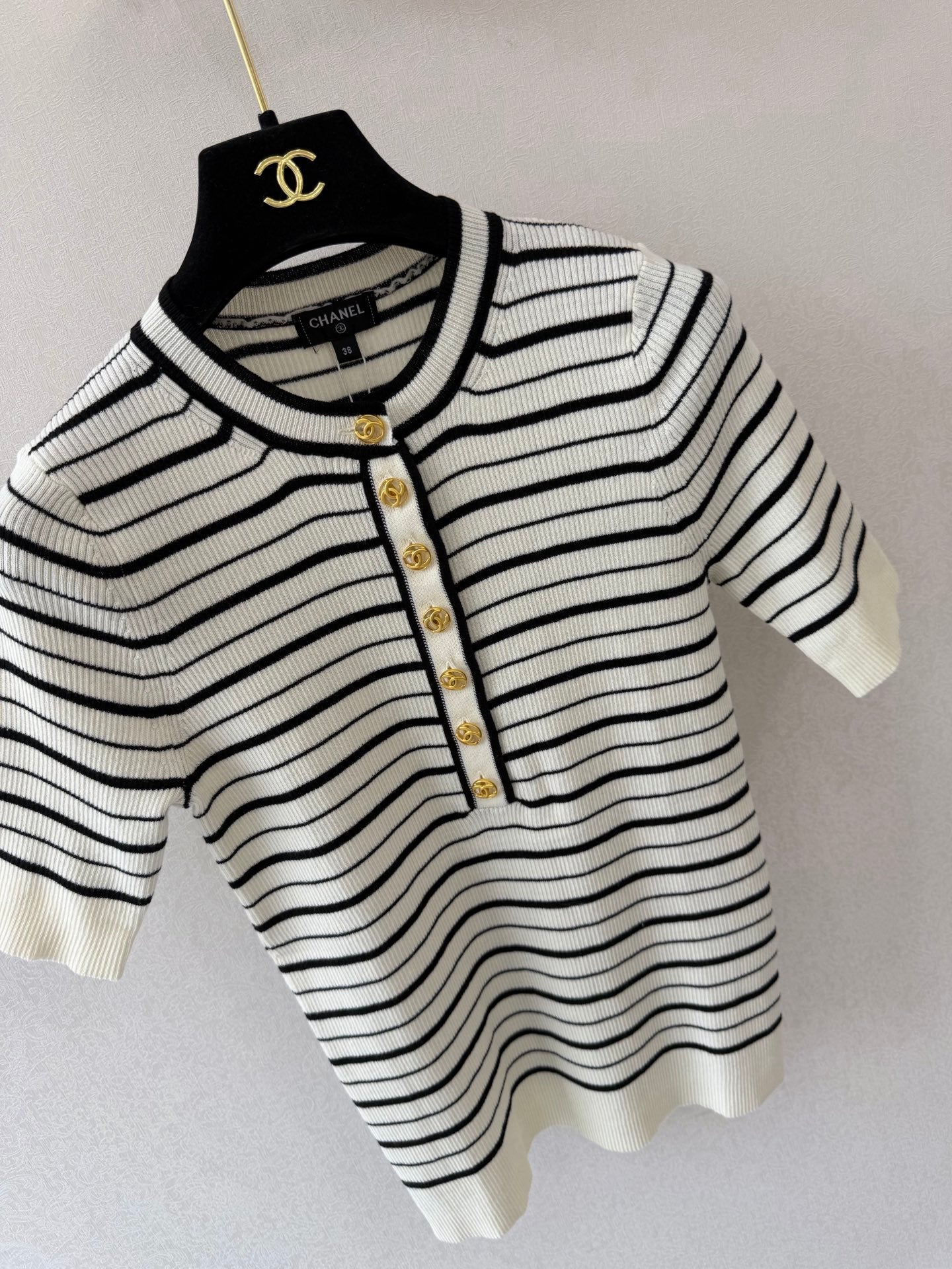Chanel/partial-button-front top