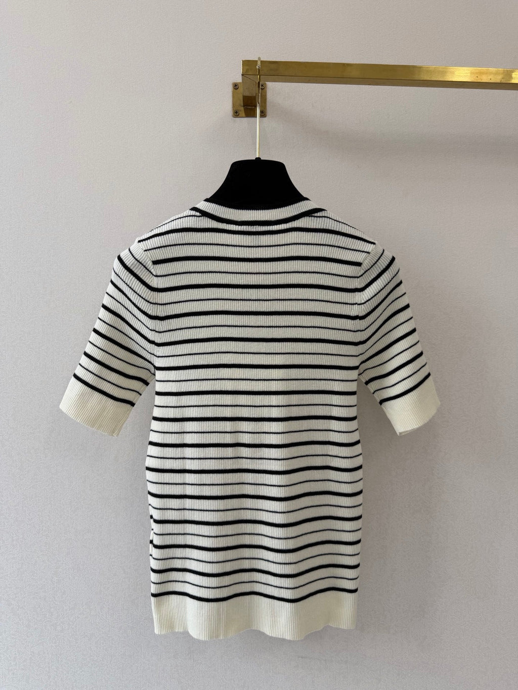 Chanel/partial-button-front top