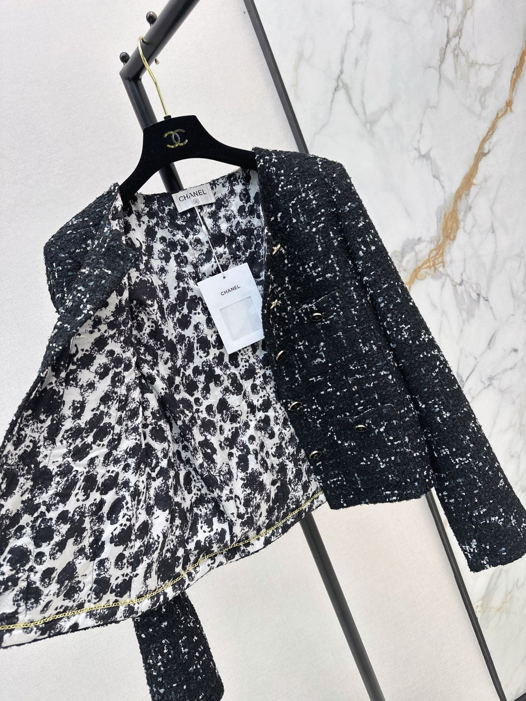 Chanel/Frayed-Edge Tweed Jacket