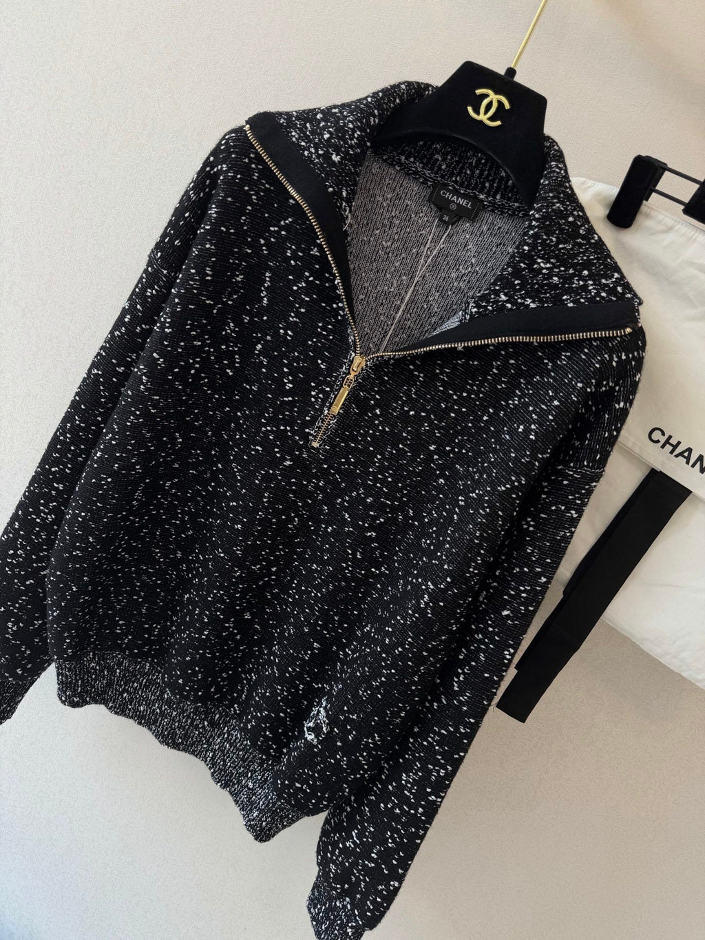 Chanel/Solid-color long-sleeve knit top with a collar