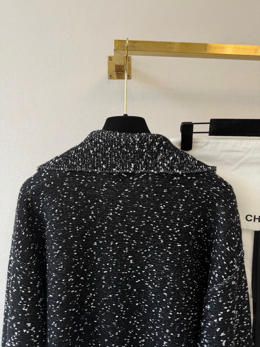 Chanel/Solid-color long-sleeve knit top with a collar