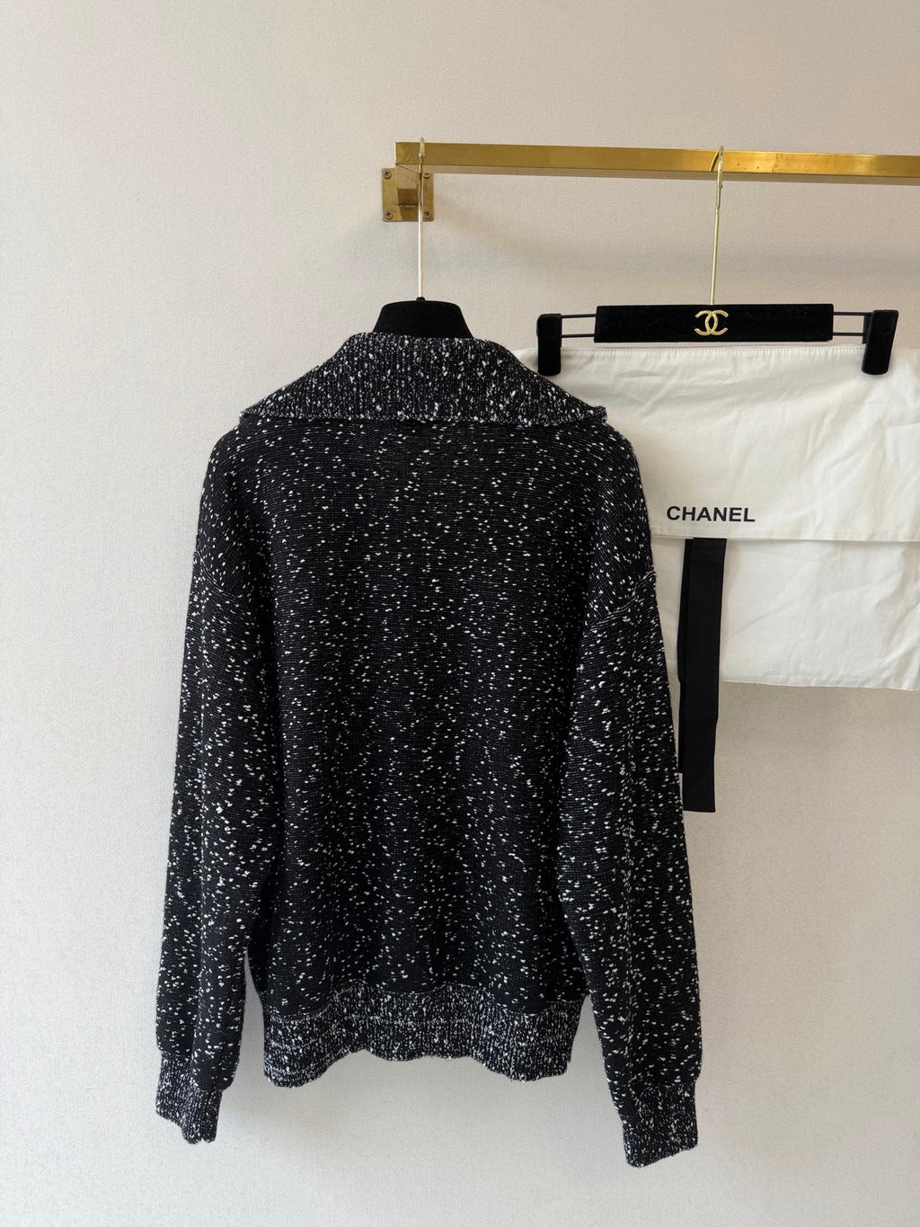 Chanel/Solid-color long-sleeve knit top with a collar