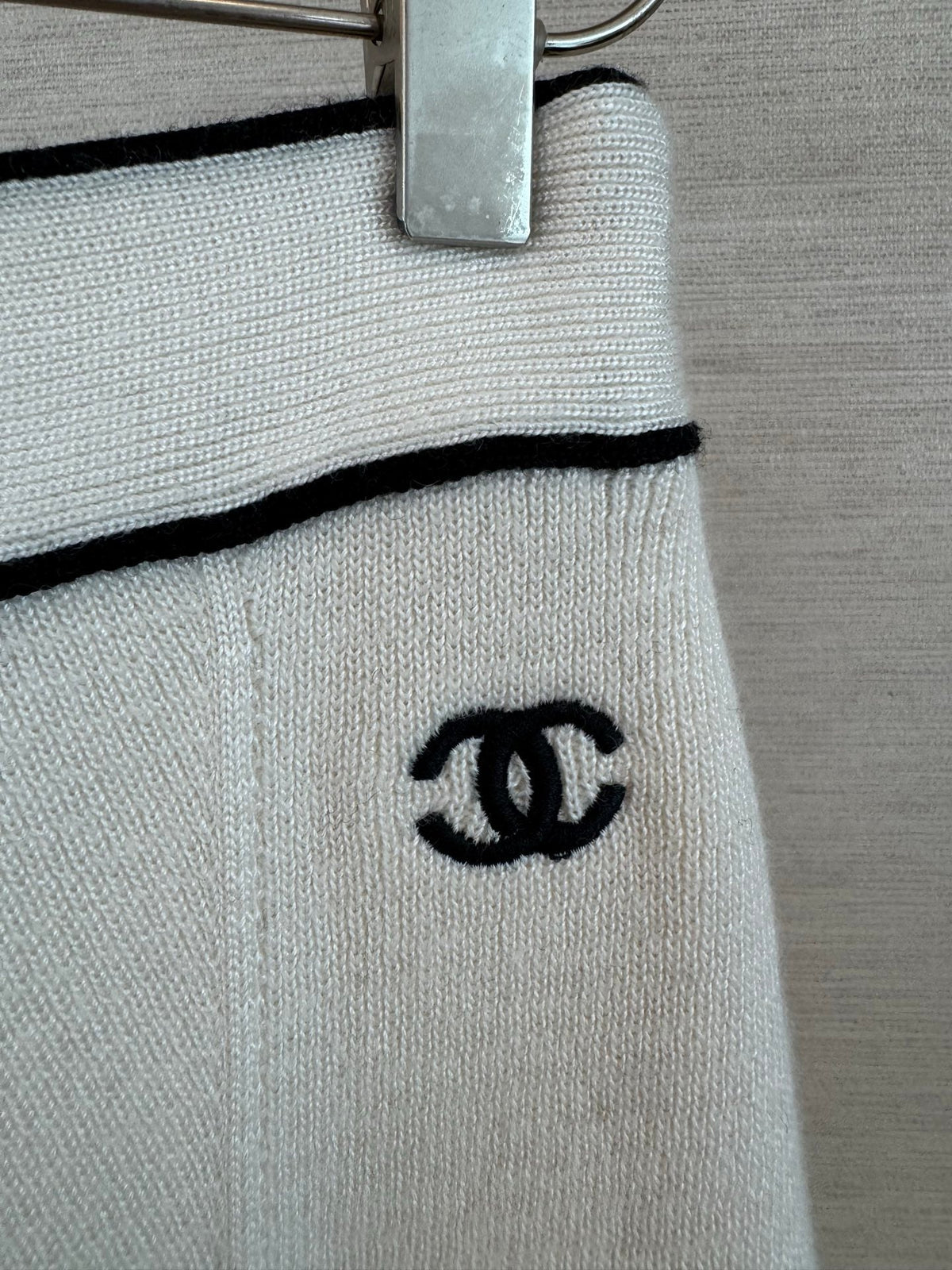 Short-sleeved knit top