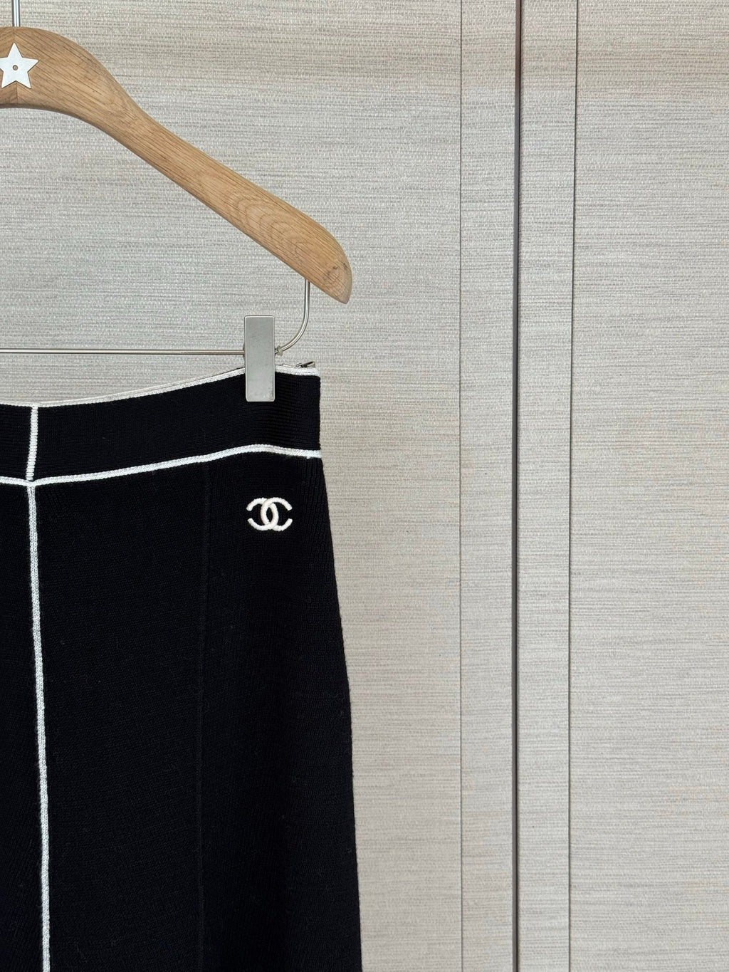 Short-sleeved knit top