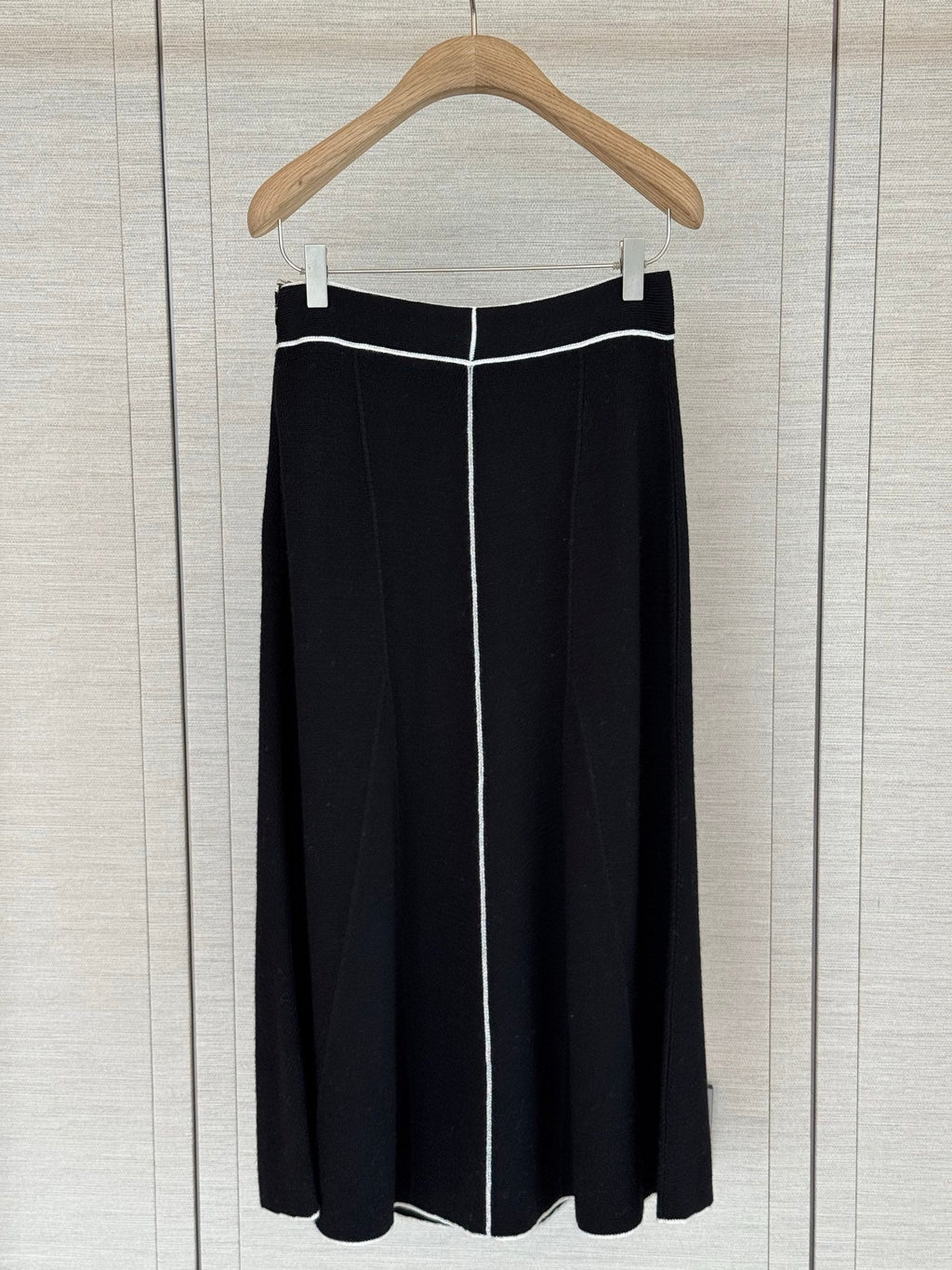 Short-sleeved knit top