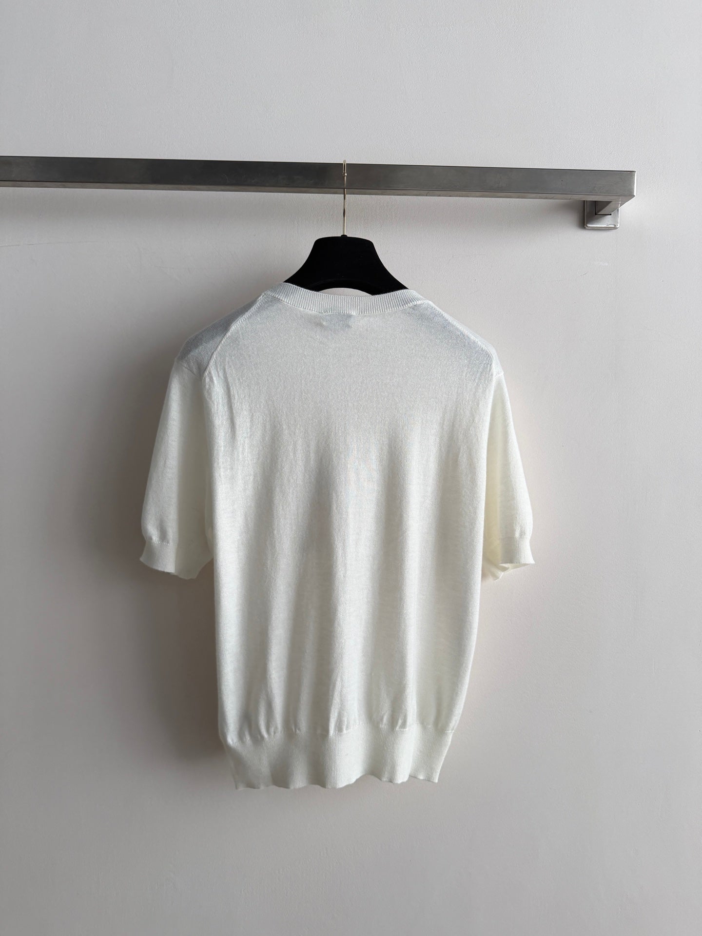 Short-sleeved knit top
