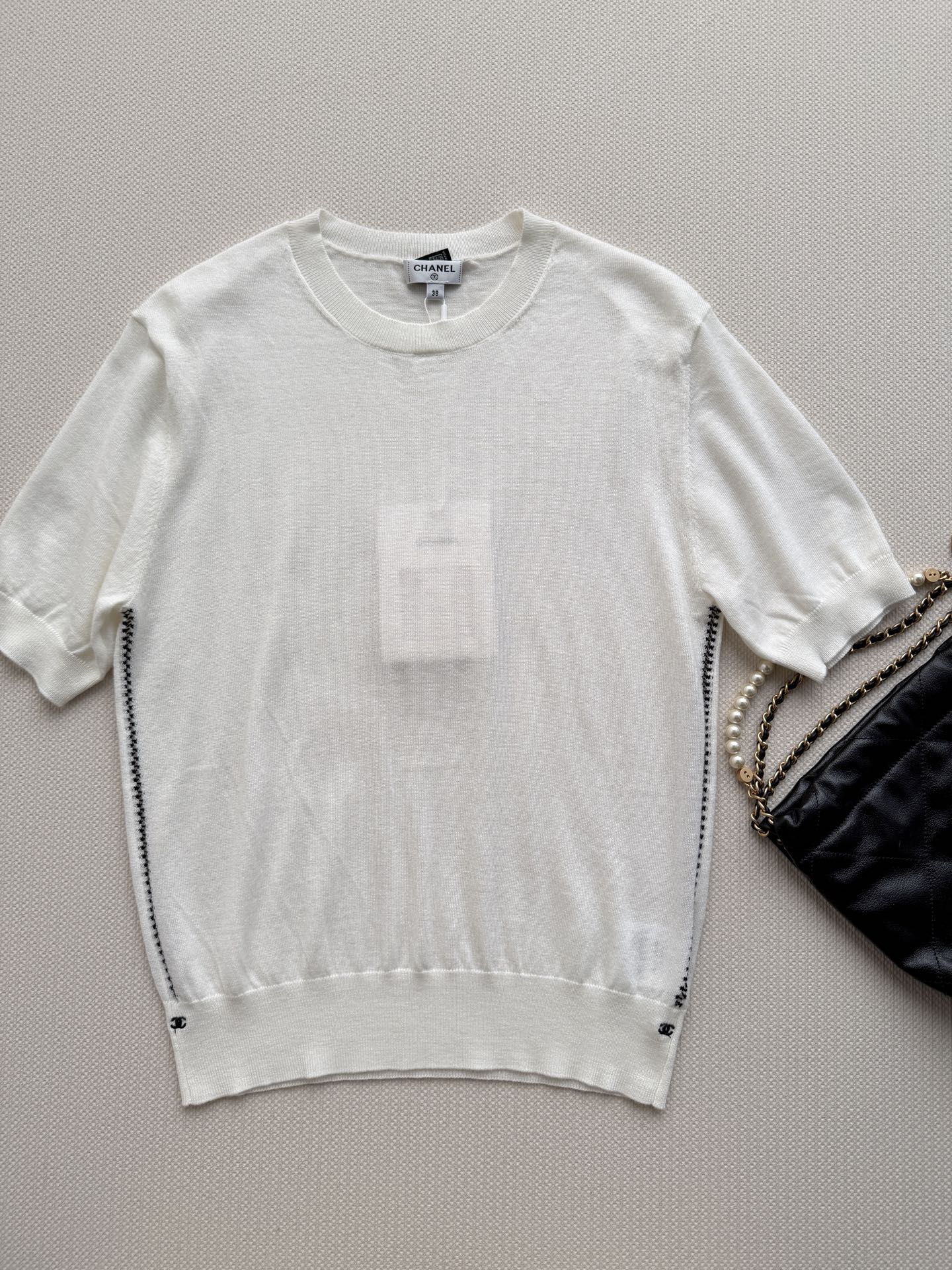 Short-sleeved knit top