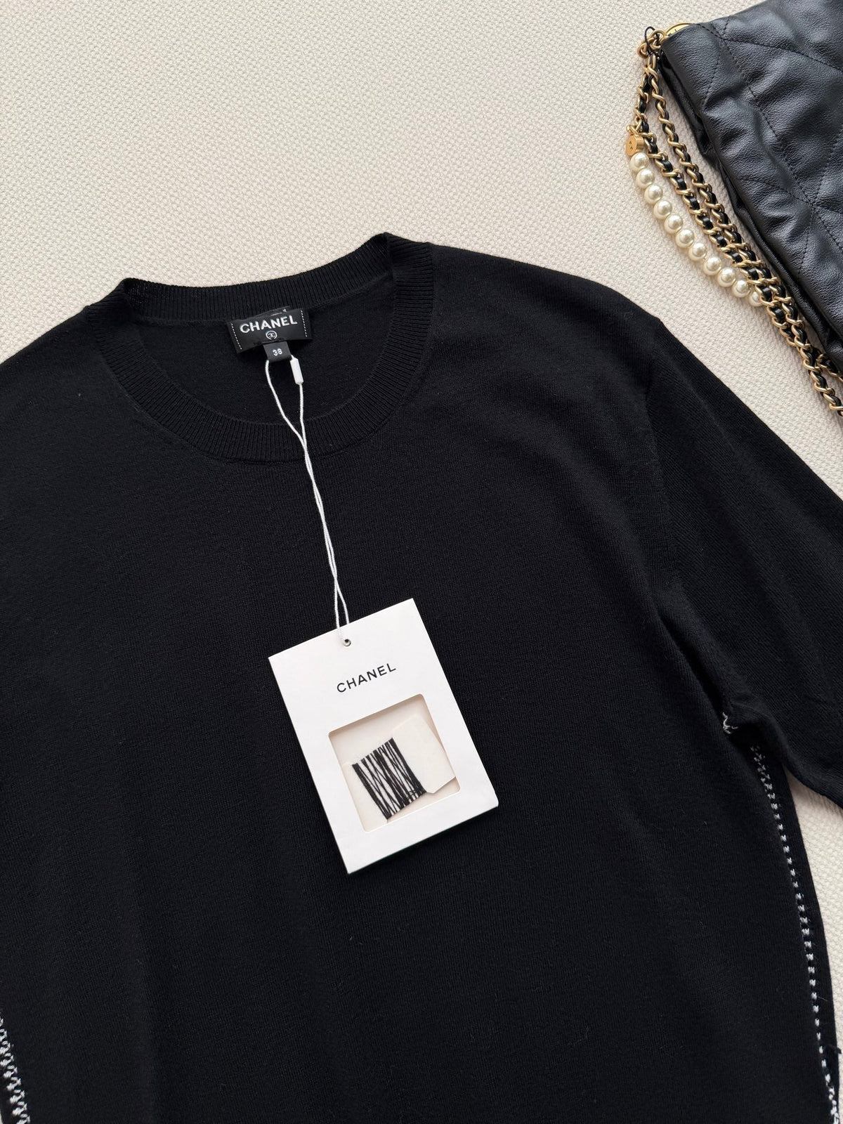 Short-sleeved knit top