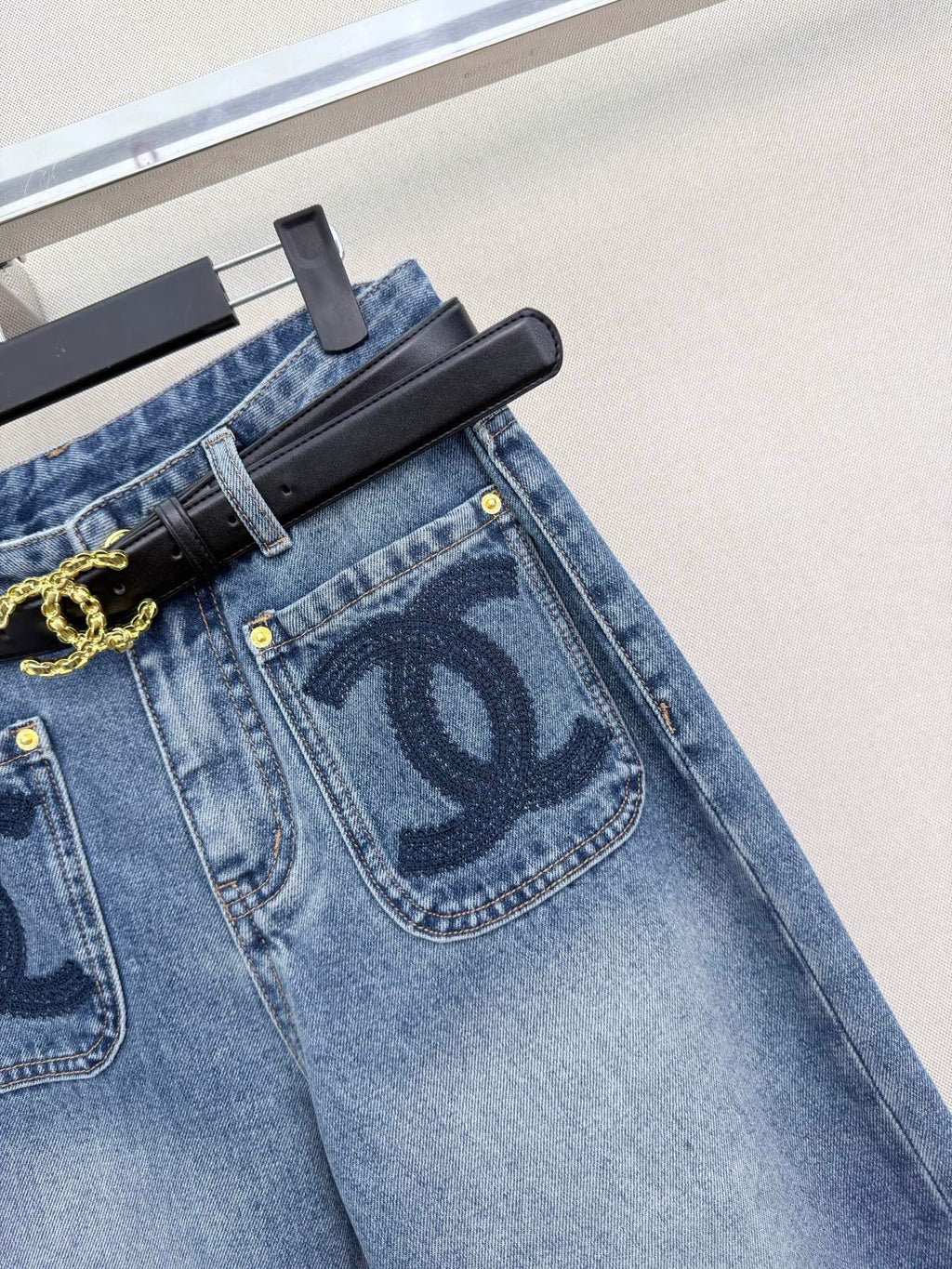 Wide-leg jeans with pockets
