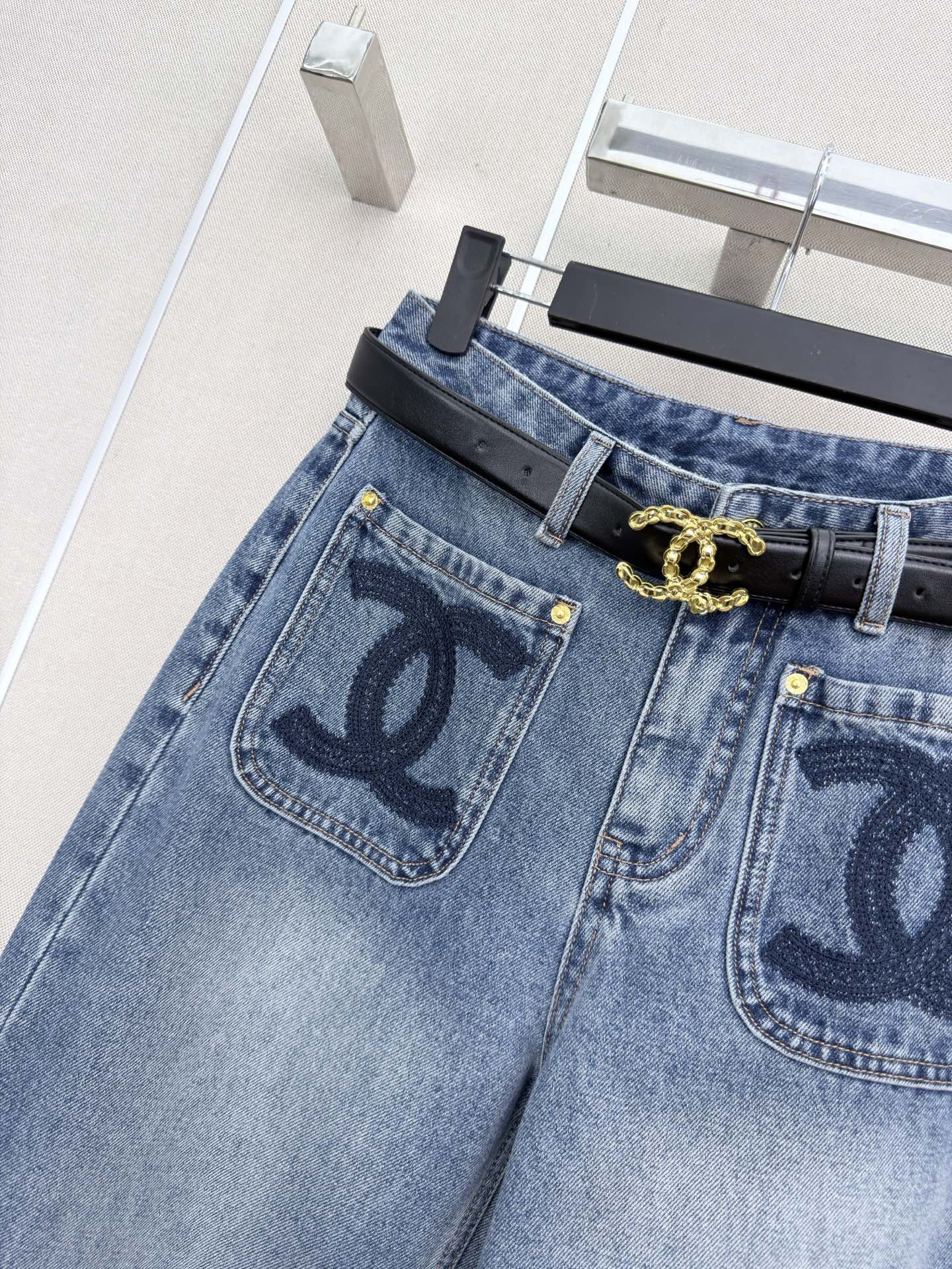 Wide-leg jeans with pockets