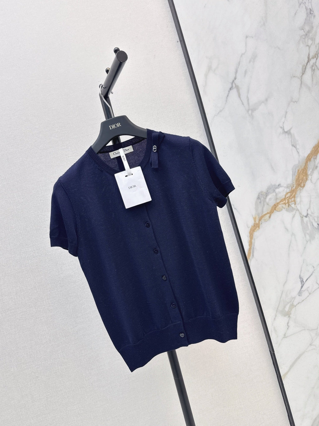 Short-sleeved knit top with a bow-accented round neck