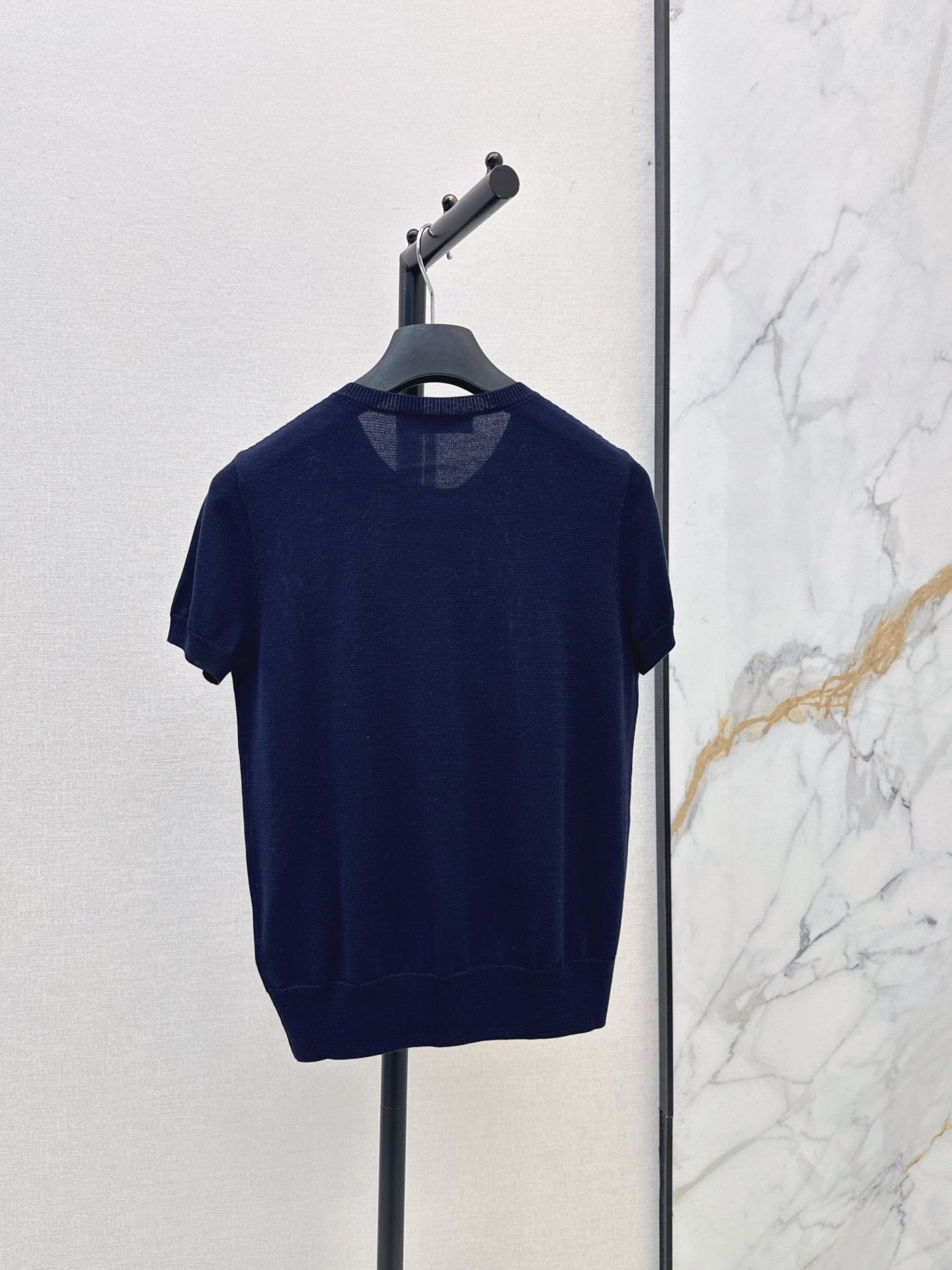 Short-sleeved knit top with a bow-accented round neck
