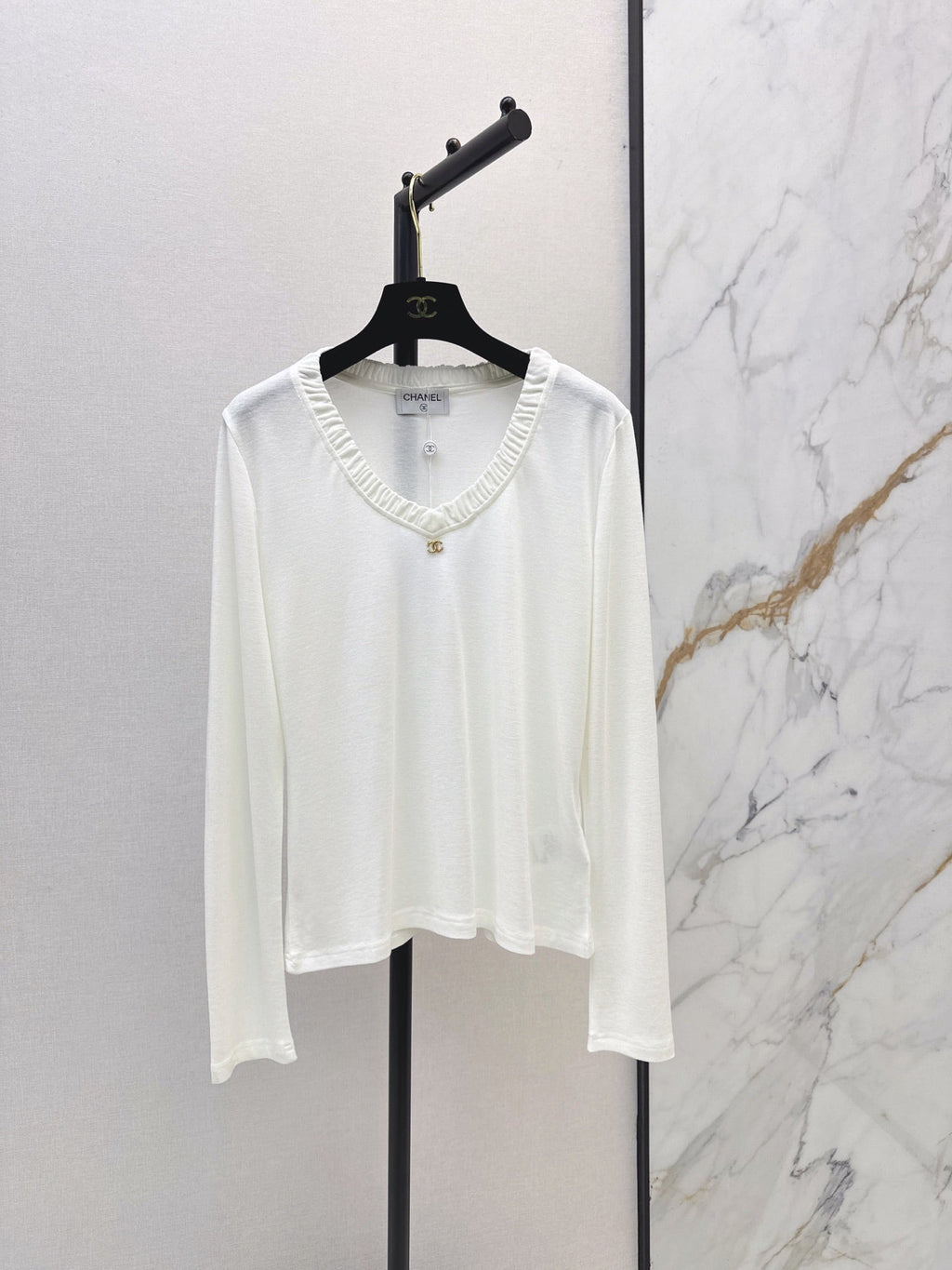 Chanel / 26 Early Autumn New V-Neck Base Shirt