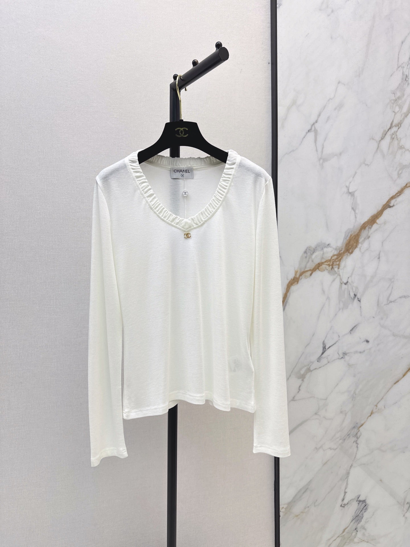 Chanel / 26 Early Autumn New V-Neck Base Shirt