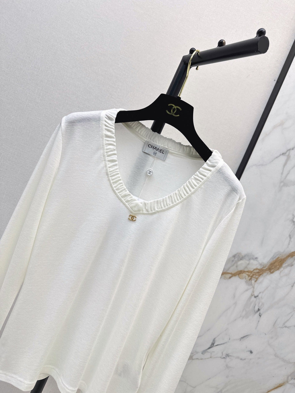 Chanel / 26 Early Autumn New V-Neck Base Shirt