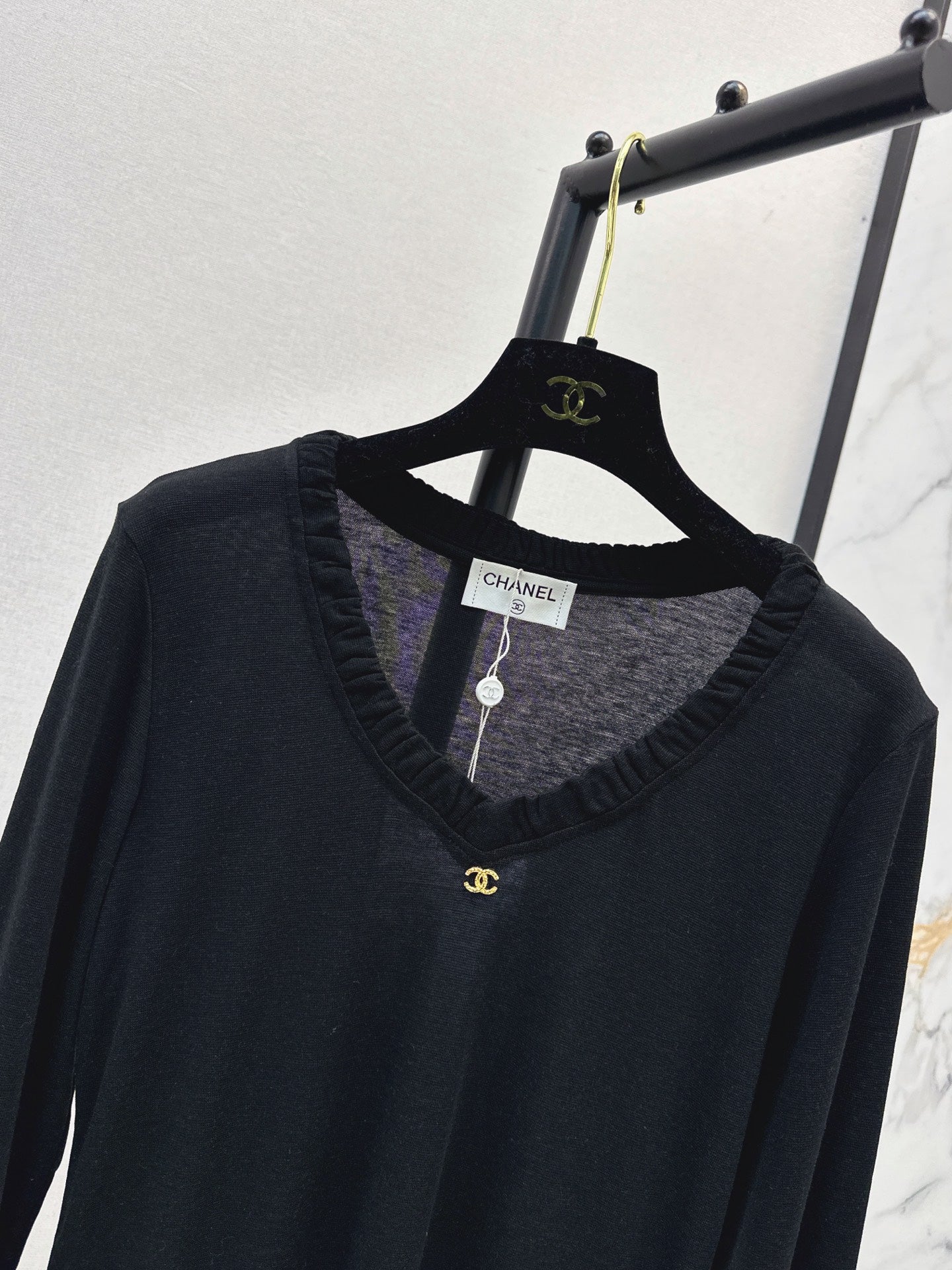 Chanel / 26 Early Autumn New V-Neck Base Shirt