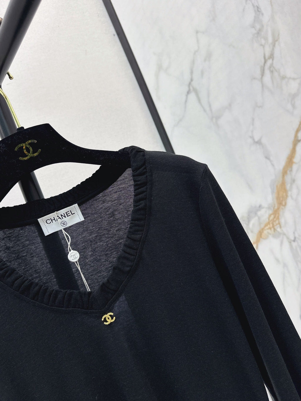 Chanel / 26 Early Autumn New V-Neck Base Shirt