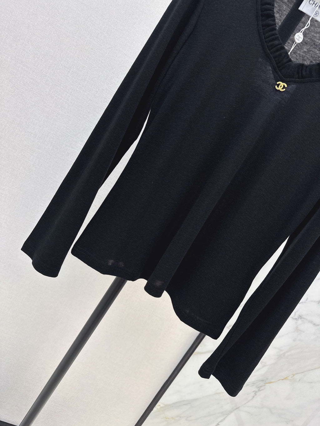 Chanel / 26 Early Autumn New V-Neck Base Shirt