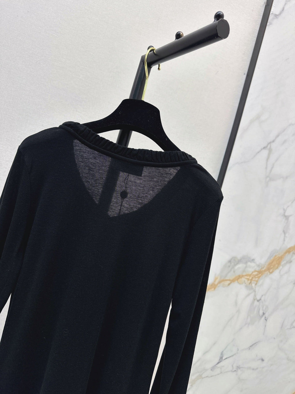 Chanel / 26 Early Autumn New V-Neck Base Shirt