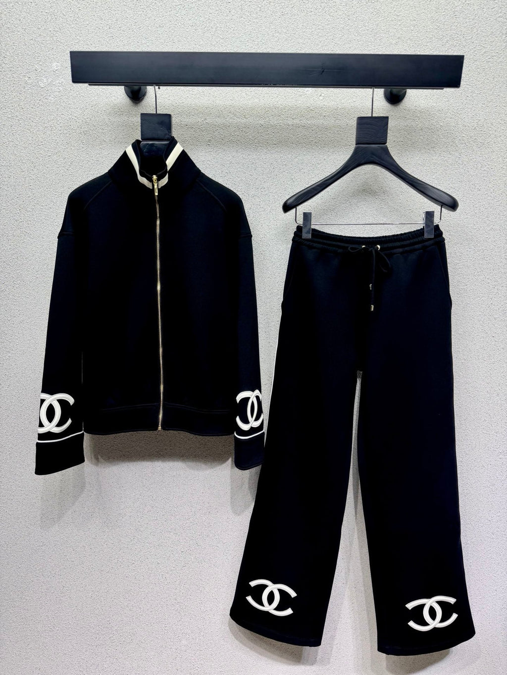 Casual matching set with a bold logo.