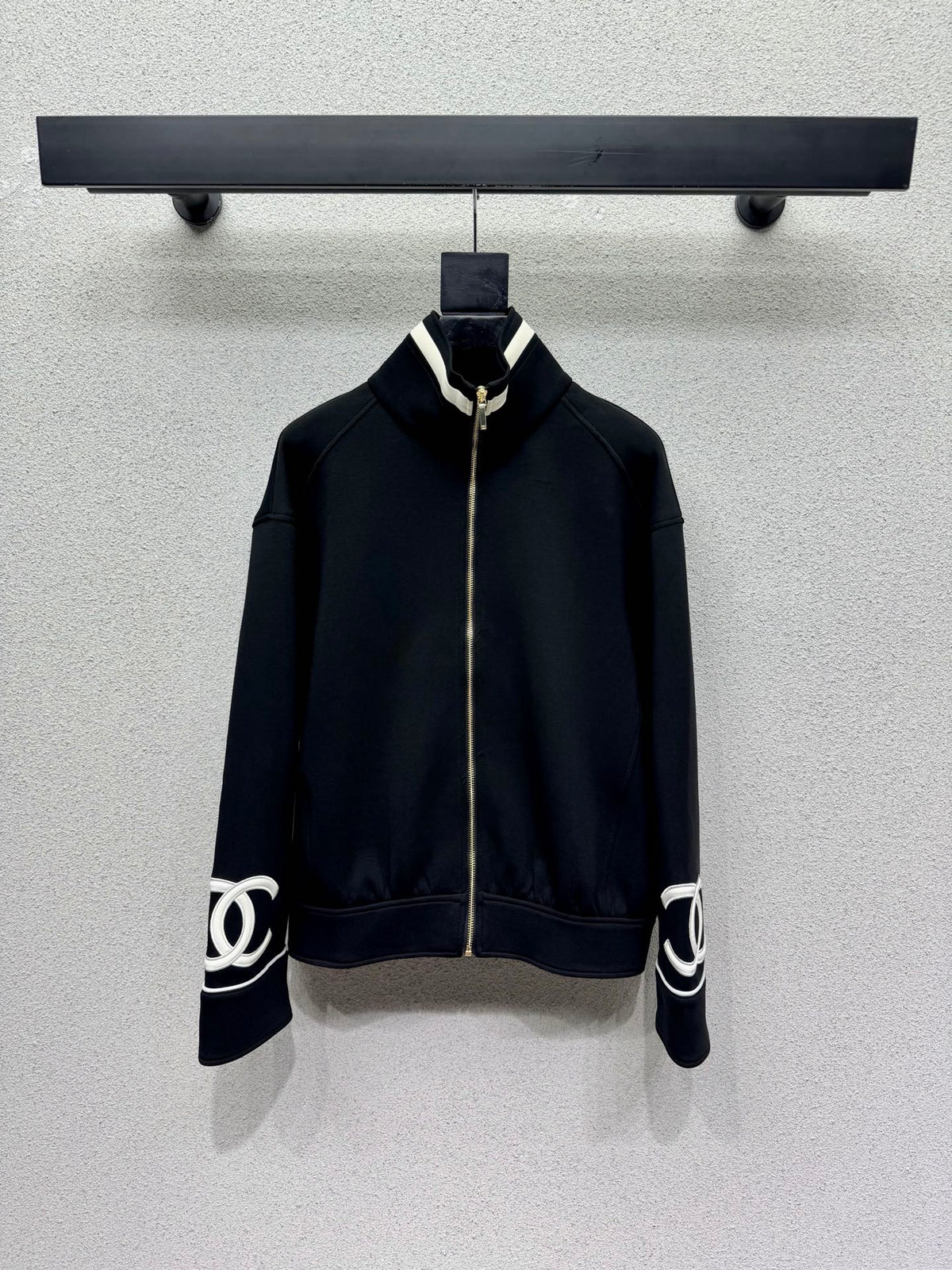 Casual matching set with a bold logo.