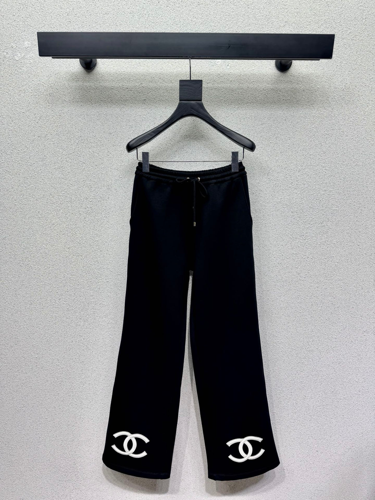 Casual matching set with a bold logo.