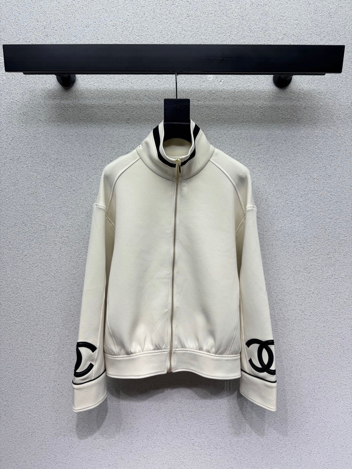 Casual matching set with a bold logo.