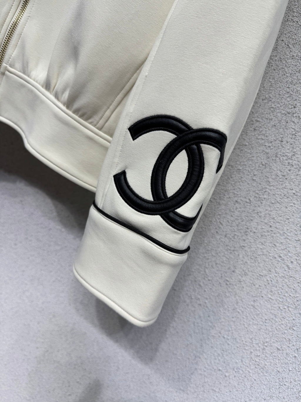 Casual matching set with a bold logo.