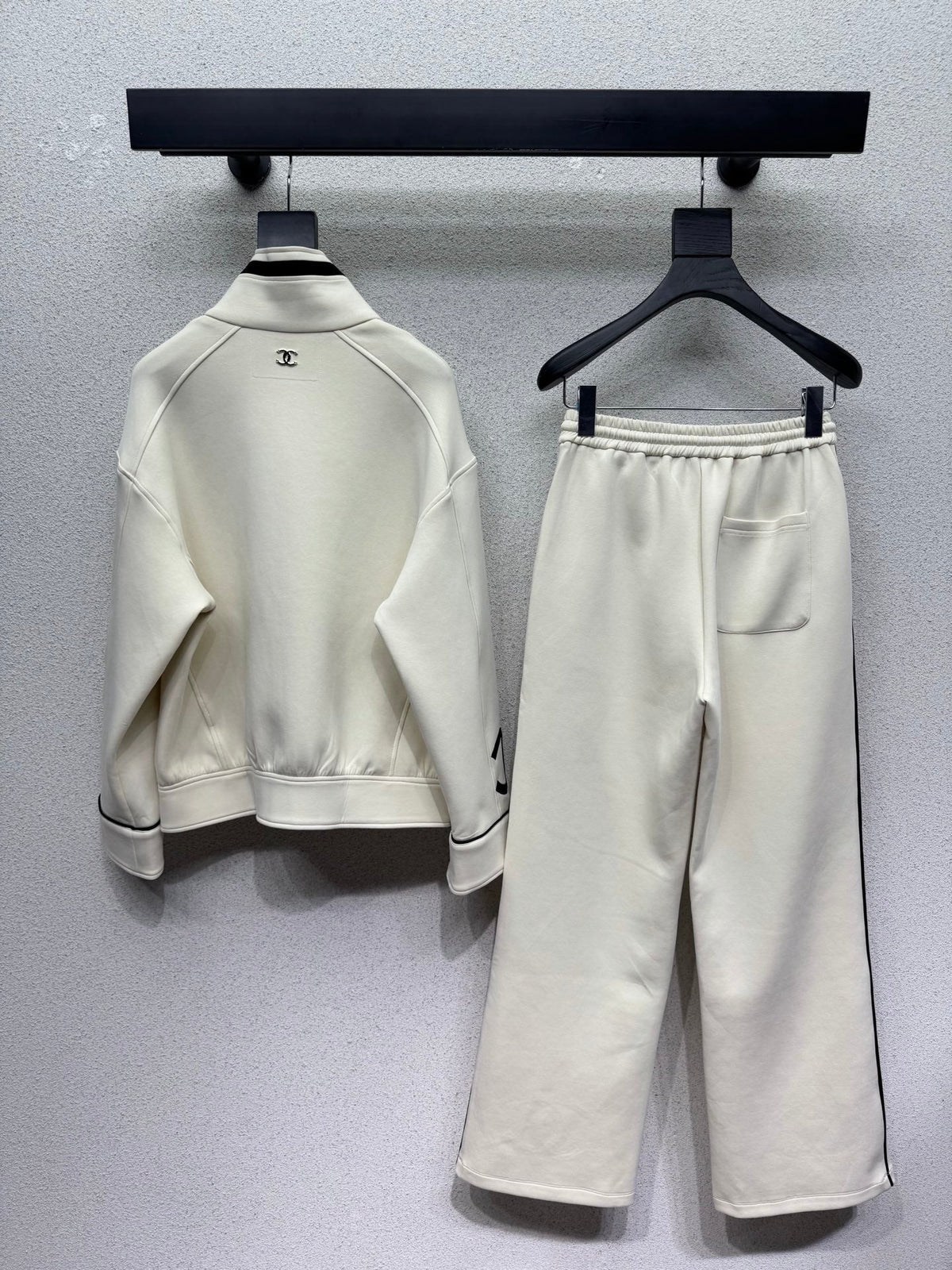 Casual matching set with a bold logo.
