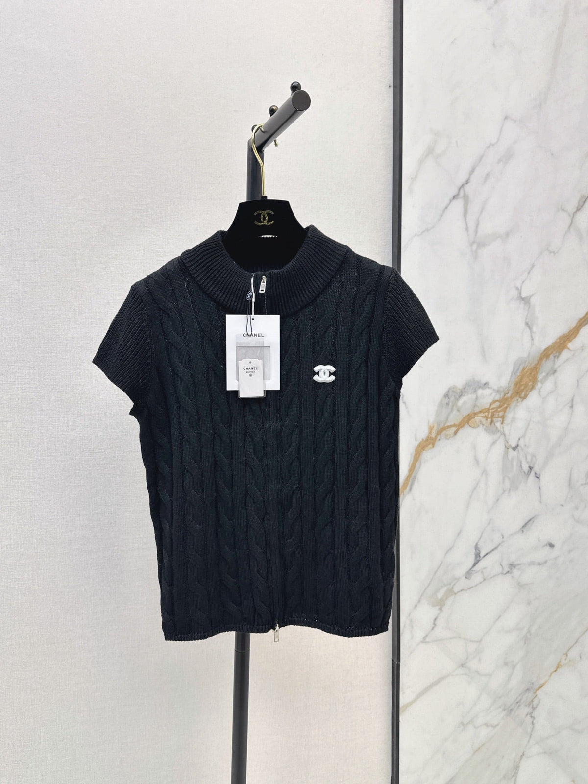 Chanel / 26 Early Autumn Latest Knit Short-Sleeve Cardigan