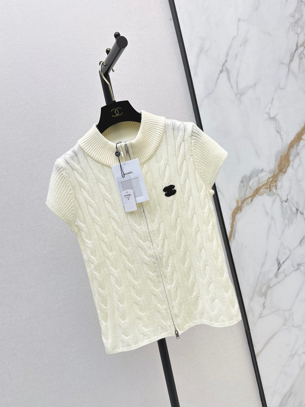 Chanel / 26 Early Autumn Latest Knit Short-Sleeve Cardigan