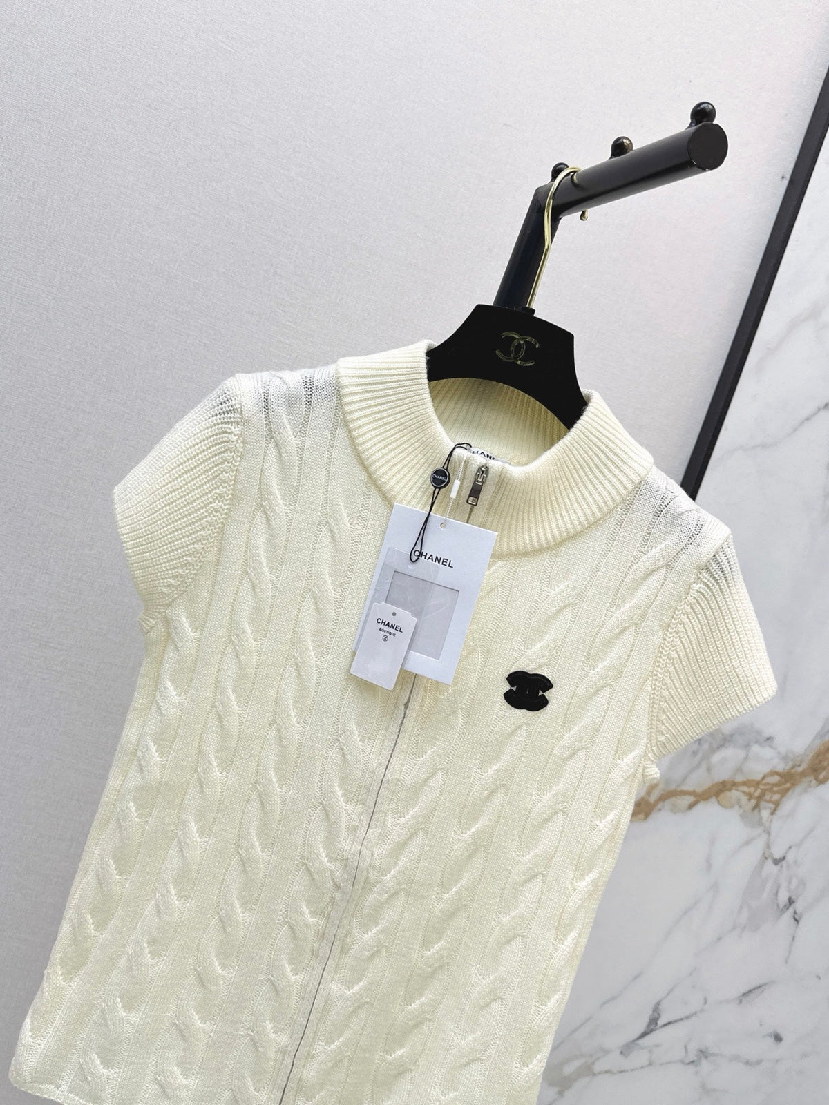 Chanel / 26 Early Autumn Latest Knit Short-Sleeve Cardigan