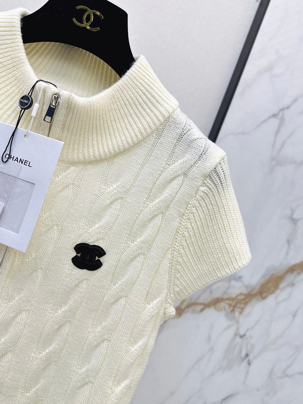 Chanel / 26 Early Autumn Latest Knit Short-Sleeve Cardigan