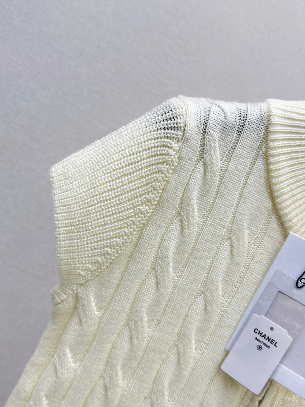 Chanel / 26 Early Autumn Latest Knit Short-Sleeve Cardigan