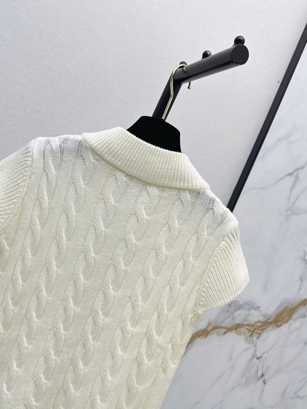 Chanel / 26 Early Autumn Latest Knit Short-Sleeve Cardigan