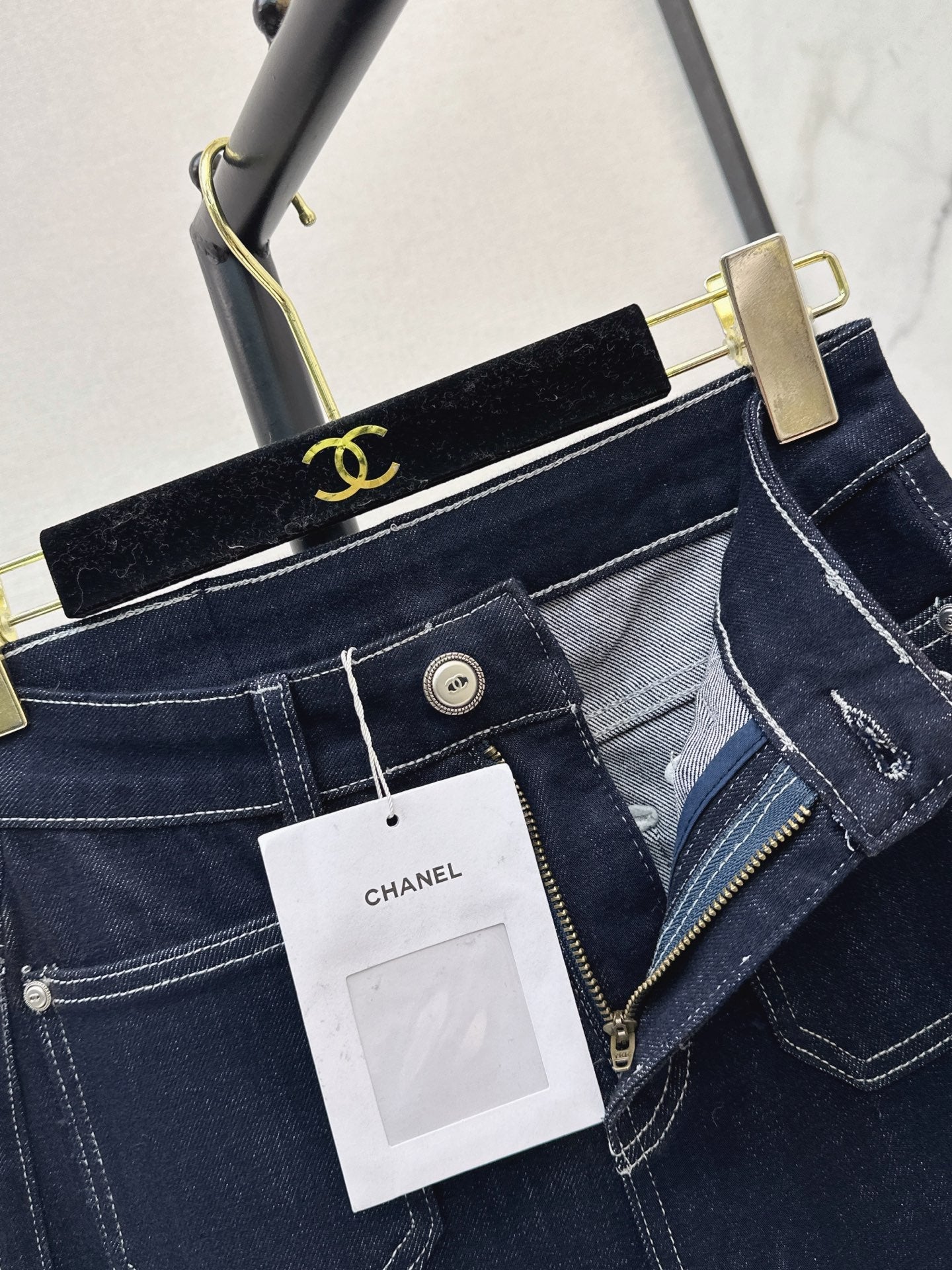 Chanel / 26 Early Autumn Latest Straight-Leg Jeans