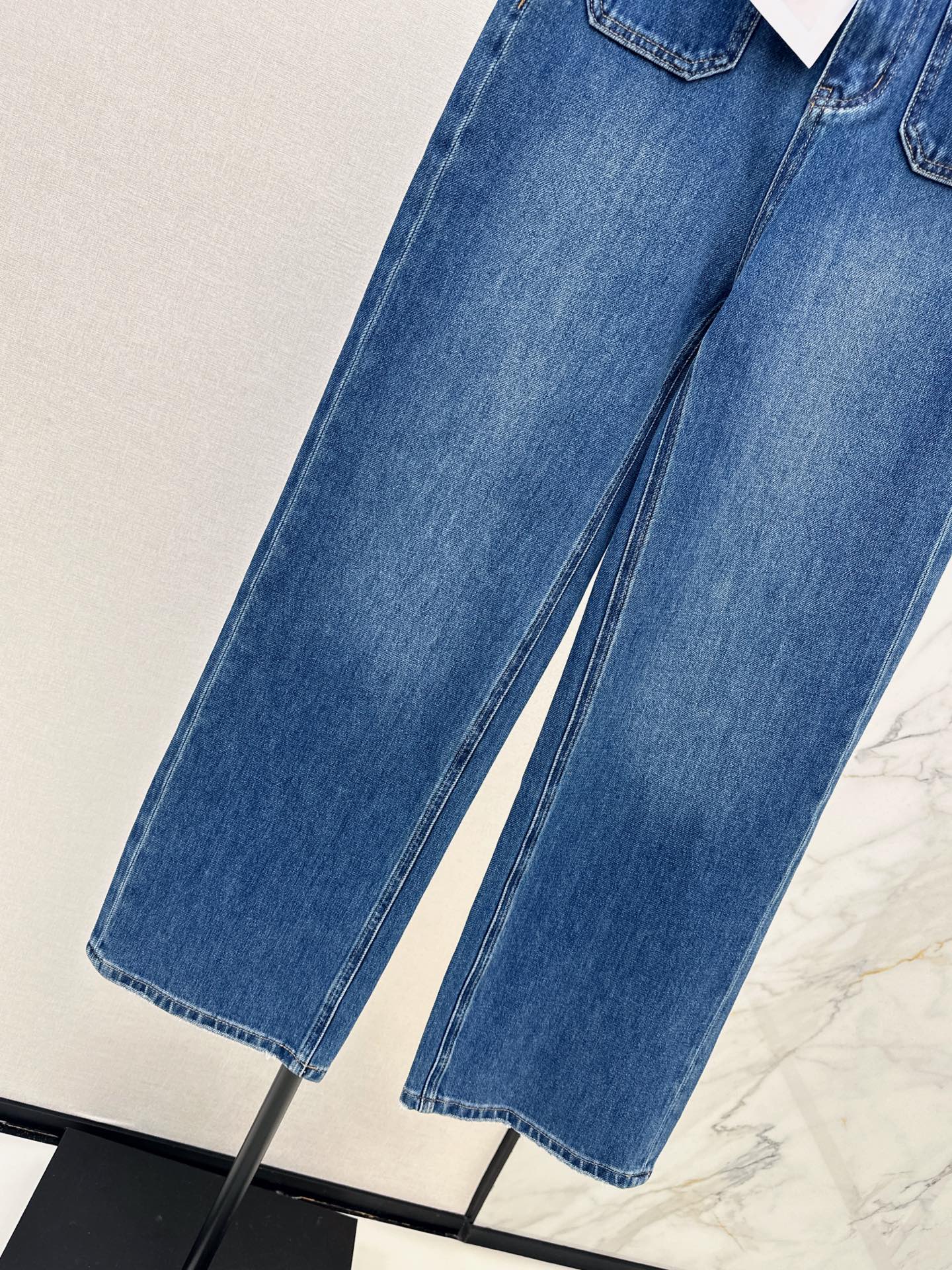Chanel / 26 Early Autumn Latest Straight-Leg Jeans