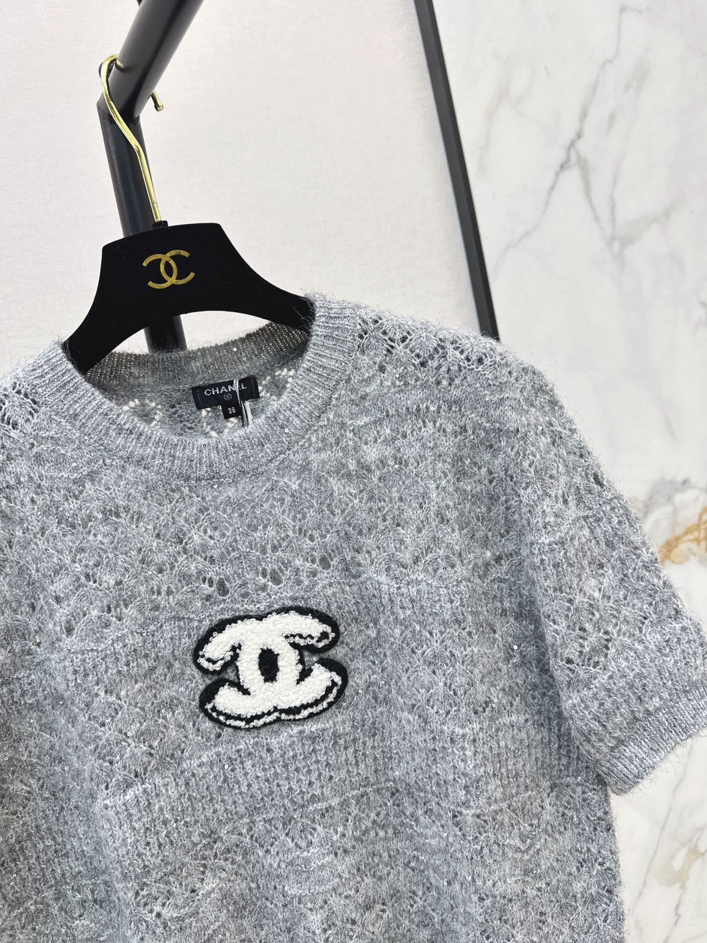 Chanel / 26 Early Autumn Latest Hollow-Out Short Knit Top