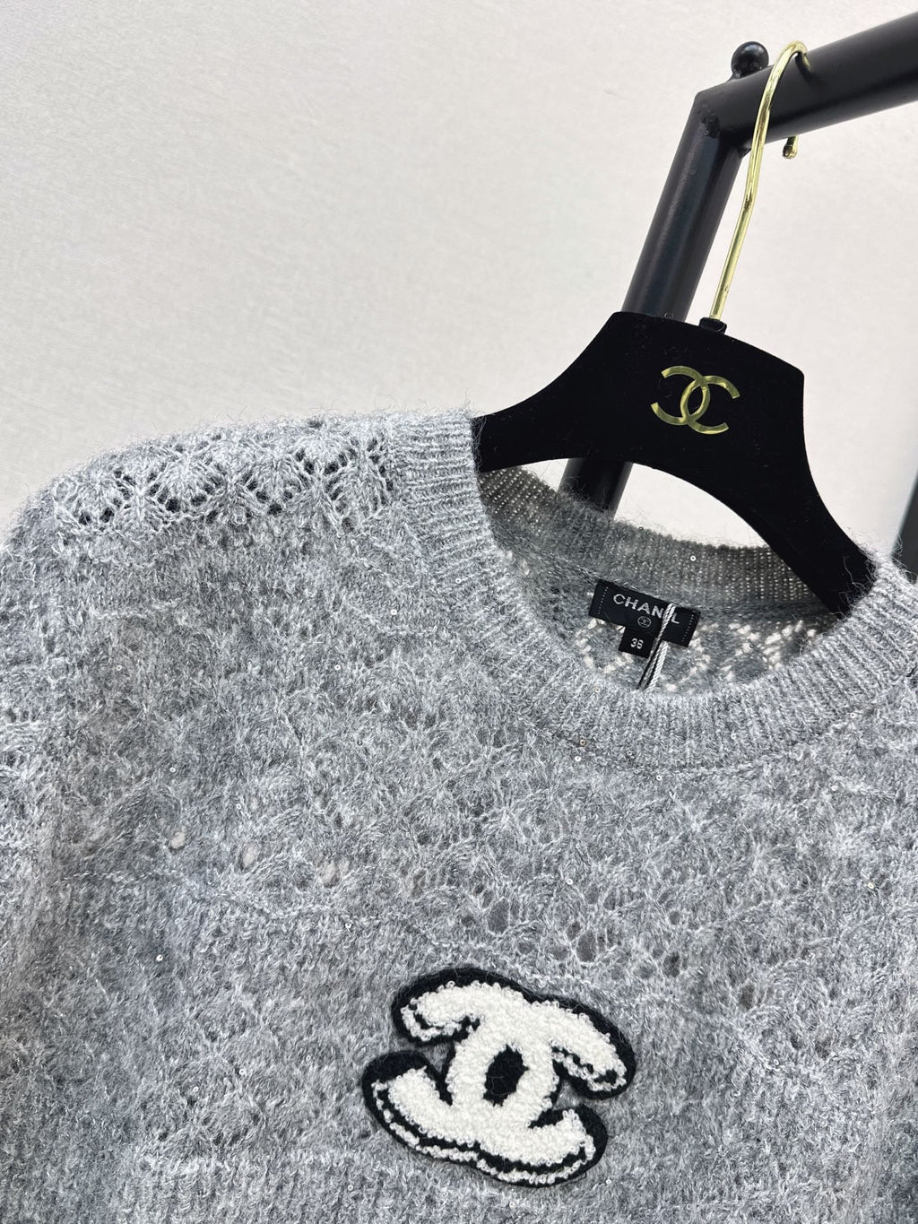 Chanel / 26 Early Autumn Latest Hollow-Out Short Knit Top