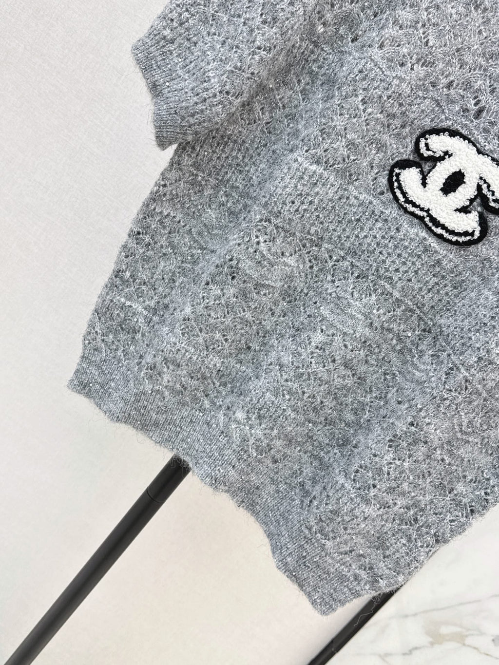 Chanel / 26 Early Autumn Latest Hollow-Out Short Knit Top