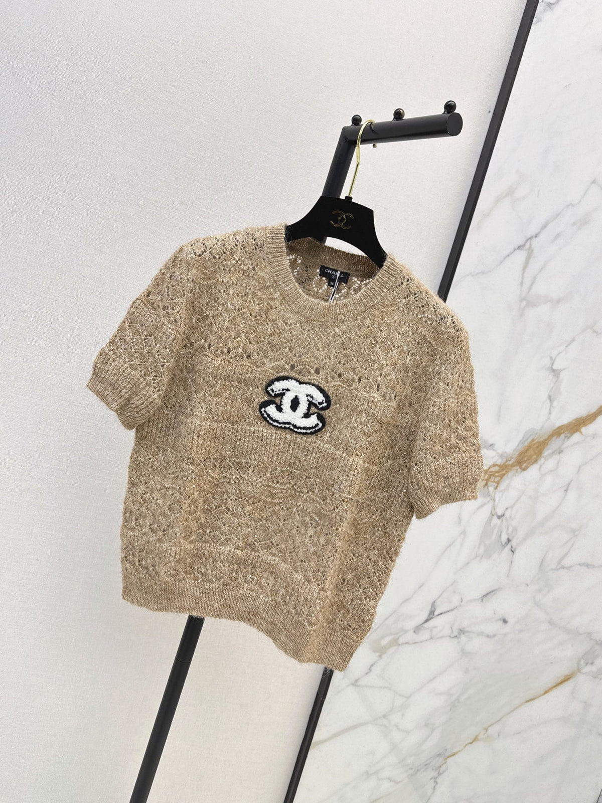 Chanel / 26 Early Autumn Latest Hollow-Out Short Knit Top