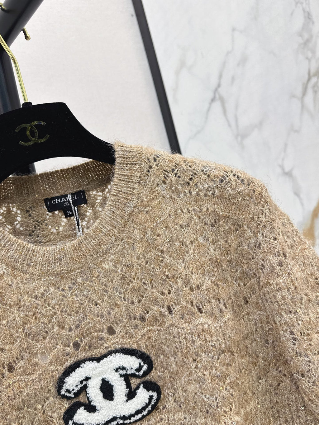 Chanel / 26 Early Autumn Latest Hollow-Out Short Knit Top