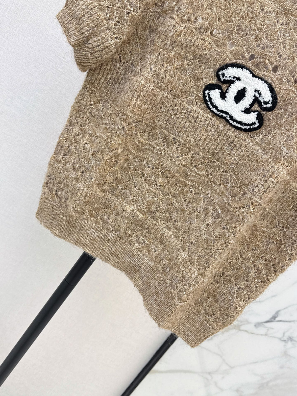 Chanel / 26 Early Autumn Latest Hollow-Out Short Knit Top