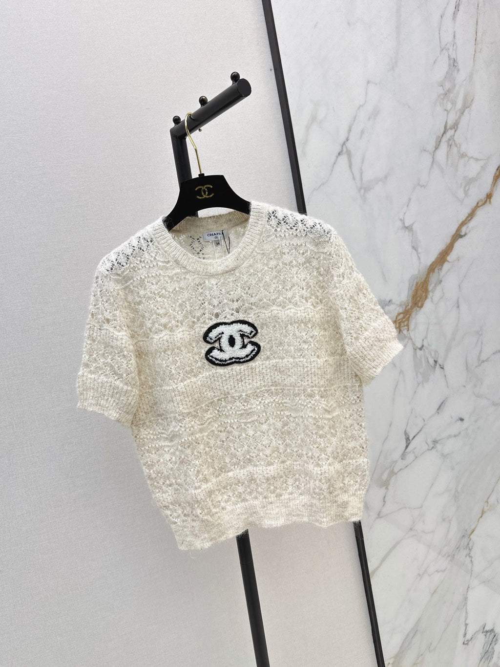 Chanel / 26 Early Autumn Latest Hollow-Out Short Knit Top