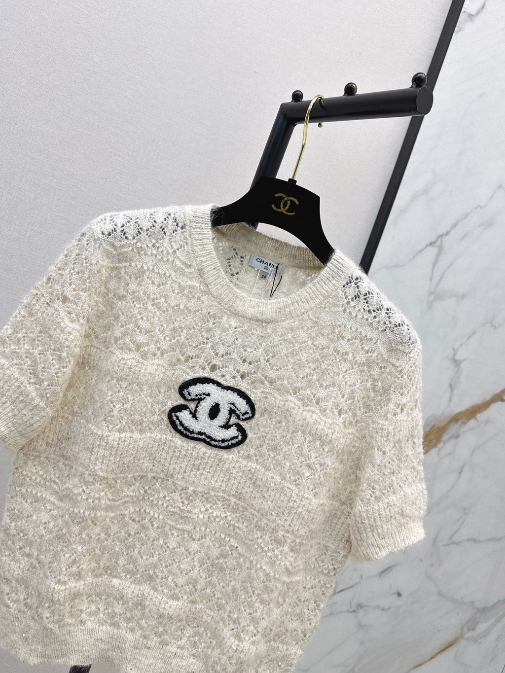 Chanel / 26 Early Autumn Latest Hollow-Out Short Knit Top