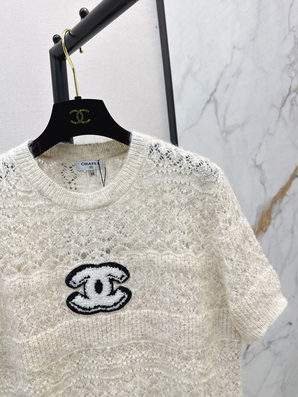 Chanel / 26 Early Autumn Latest Hollow-Out Short Knit Top